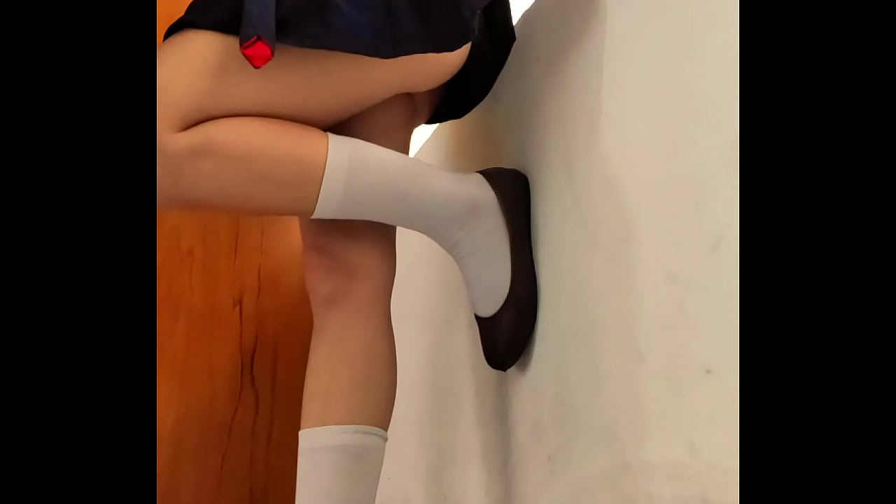 Yosh maktab o'quvchisi becerdin va bo'sh sinfda deraza yonida turgan cum