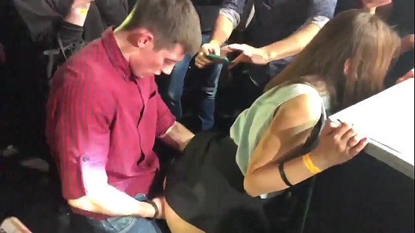 Rus tungi klubida haqiqiy jinsiy aloqa. 18 yoshli rus qizi anus va qin ichida tungi klubda sikishdi